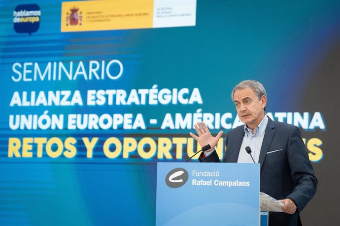 El expresidente del Gobierno José Luis Rodríguez Zapatero interviene durante la inauguración del seminario del PSC 'Alianza estratégica UE: retos y oportunidades', en la sede del PSC, a 27 de octubre de 2023, en Barcelona