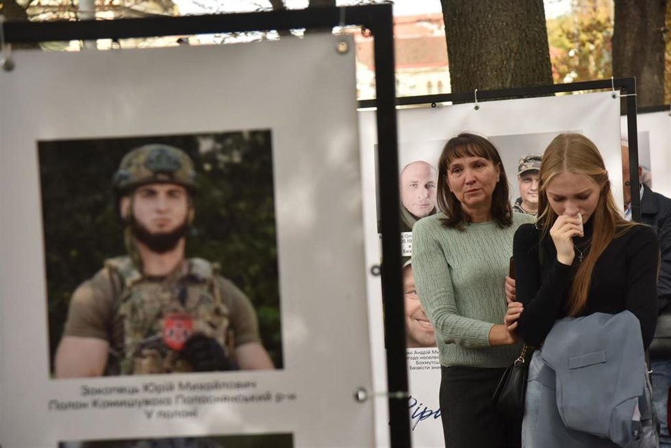 Homenaje en Leópolis de soldados ucranianos caídos durante la invasión rusa.