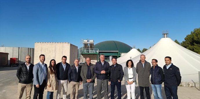 El consejero de Medio Ambiente y Turismo del Gobierno de Aragón, Manuel Blasco, en la planta de depuración de purines de Valderrobres junto a representantes comarcales y directivos del grupo Arcoiris.