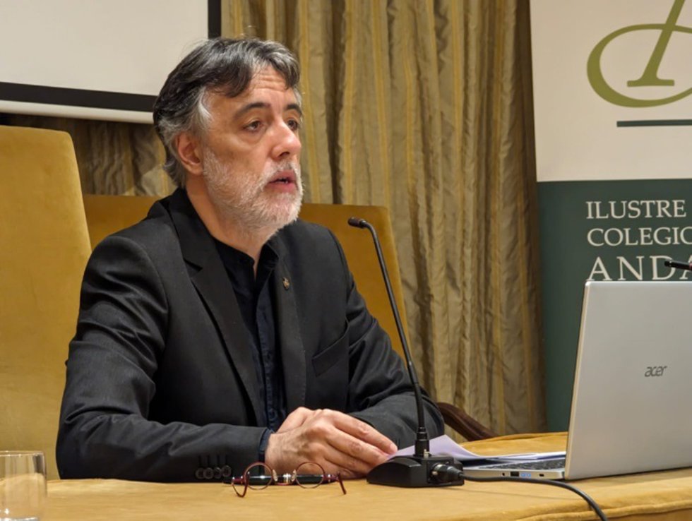 El concertista, profesor de piano y Premio Nacional de Música Diego Fernández Magdaleno durante su ponencia 'Picasso y la música' impartida en la sede sevillana del Colegio Notarial de Andalucía.
