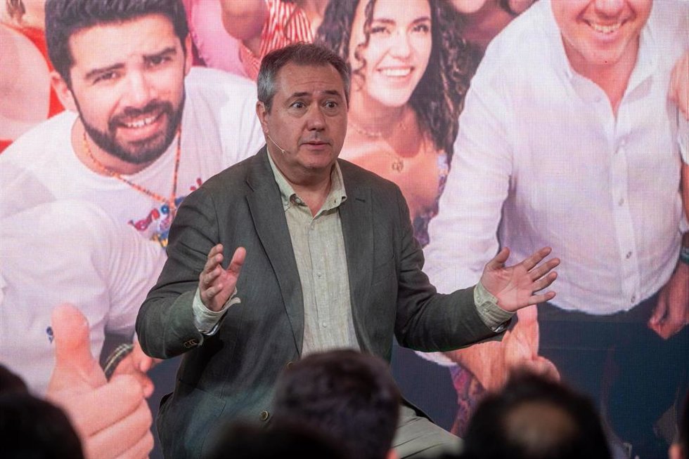 El secretario general del PSOE-A, Juan Espadas, en un encuentro con jóvenes en la sede del PSOE-A en Sevilla. (Foto de archivo).