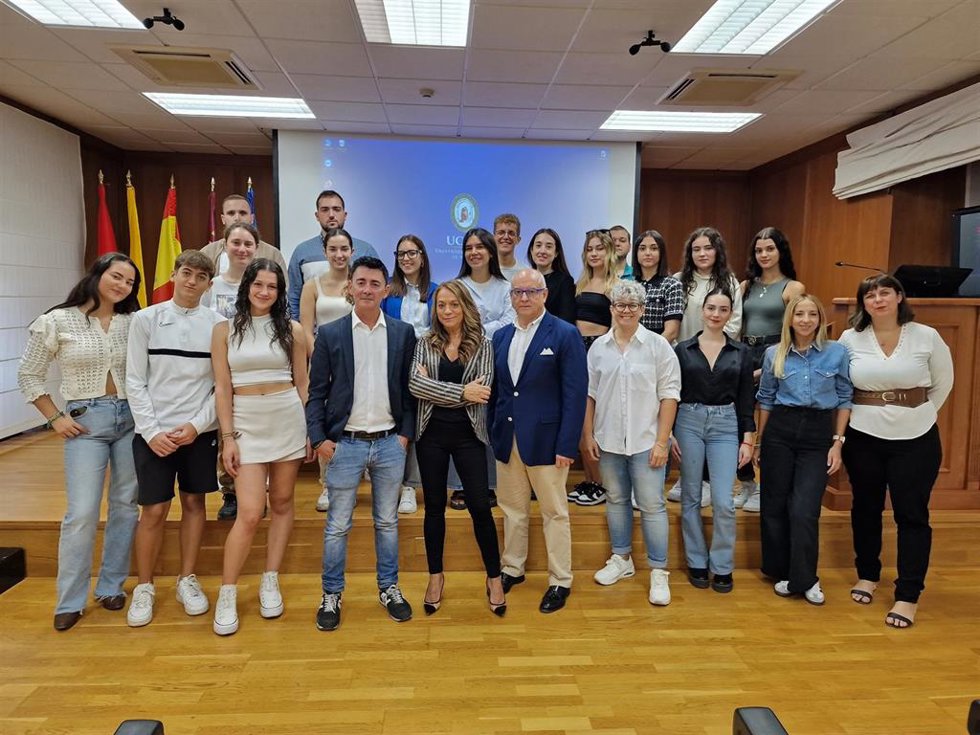 Imagen de los asistentes a la charla, con la ponente