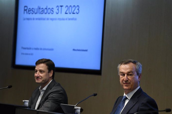 El director financiero de Banco Sabadell, Leopoldo Alvear (i) y el consejero delegado del Banco Sabadell, César González-Bueno (d), a 26 de octubre de 2023, en Madrid (España).