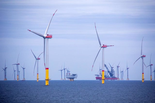 Archivo - FILED - 22 August 2020, Mecklenburg-Western Pomerania, Mukran: Wind turbines trun in the wind in the Baltic Sea. Spanish-German firm Siemens Gamesa and energy firm Iberdrola have signed agreements to maintain wind turbines totalling 1,928 MW at 
