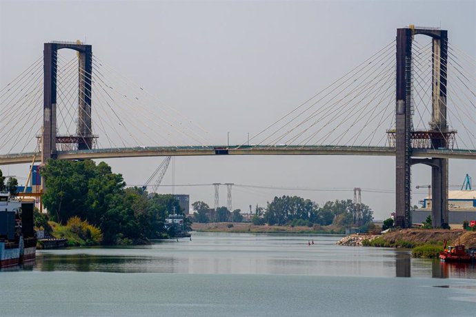 Archivo - Vistas del puente del Centenario donde se está realizando obras de sustitución de tirantes y de ampliación de la plataforma