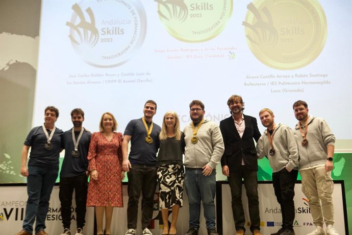 La consejera de Desarrollo Educativo y Formación Profesional, Patricia del Pozo, ha entregado las medallas a los alumnos que mejor han expuesto durante la competición sus habilidades técnicas y prácticas adquiridas en sus estudios.
