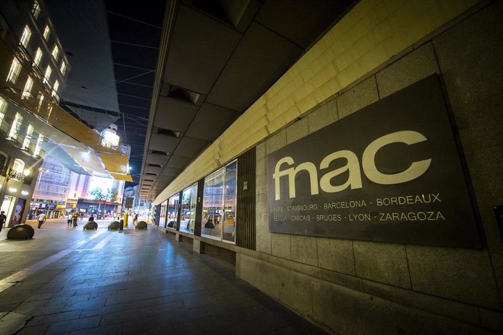 Archivo - Vista del FNAC sin iluminación, en Madrid (España).
