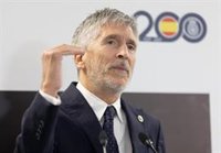 Marlaska reprocha los "discursos que rayan la xenofobia" sobre inmigración y afea a Feijóo y Ayuso su "ignorancia"