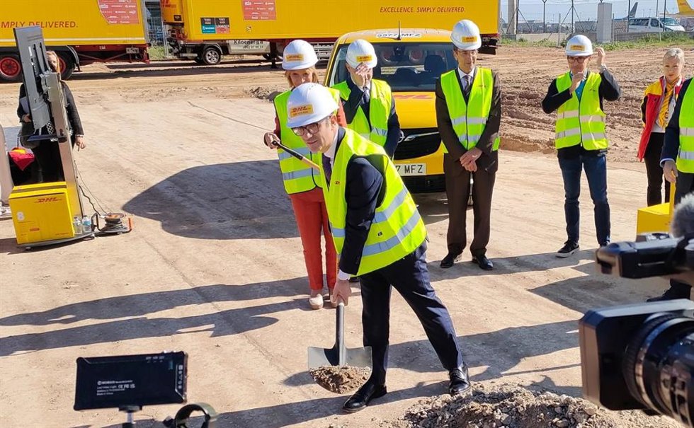 Bolaños, Prieto, Fernndez y Moret durante el acto de inicio de las obras del 'hub' de DHL Express en Sant Boi (Barcelona)