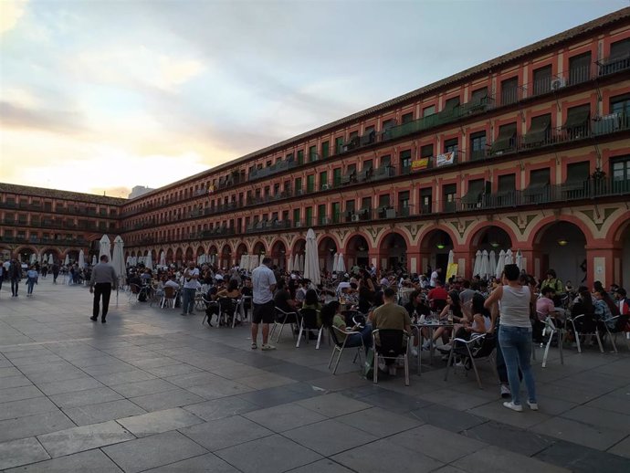 Archivo - Veladores de establecimientos hosteleros en la Plaza de la Corredera de Córdoba, en una imagen de archivo.