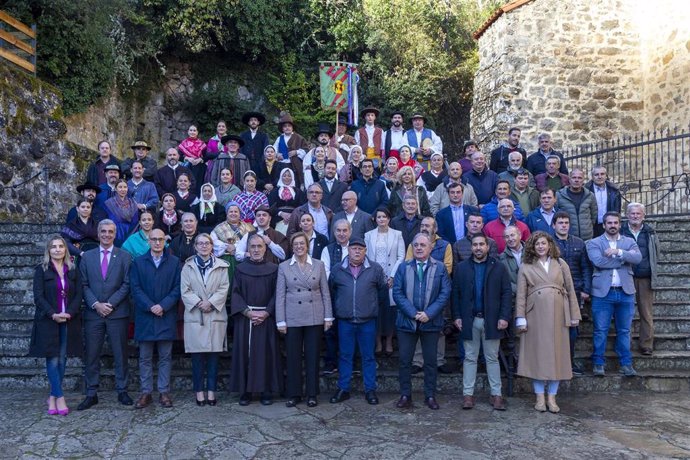 Asistentes Al Acto De Hermanamiento Entre Cantabria Y Palencia Celebrado En El Monasterio De Santo Toribio De Liébana.