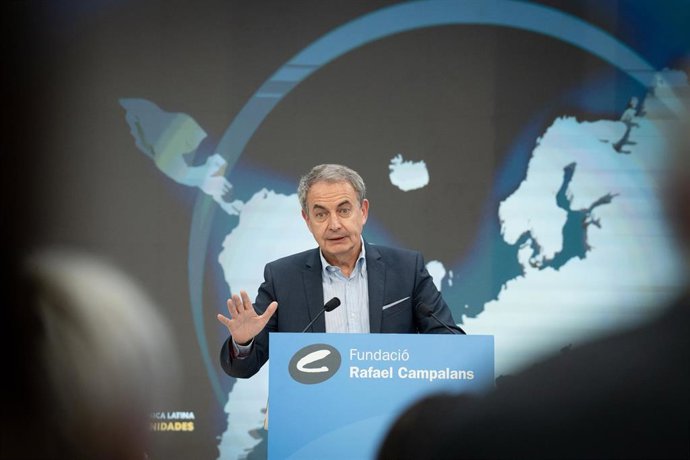 El expresidente del Gobierno José Luis Rodríguez Zapatero interviene durante la inauguración del seminario del PSC 'Alianza estratégica UE: retos y oportunidades', en la sede del PSC, a 27 de octubre de 2023, en Barcelona.