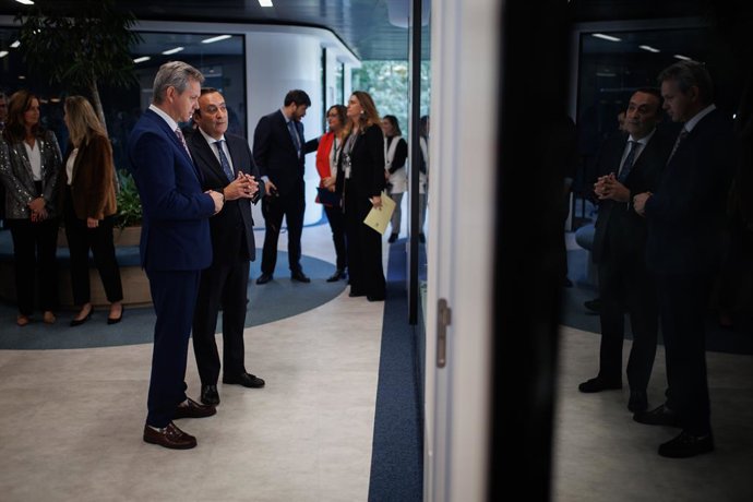 El ministro de Sanidad en funciones, José Miñones (i), visita junto al presidente de Cofares, Eduardo Pastor (d), la sede de la compañía de distribución farmacéutica COFARES, en el Parque Empresarial La Moraleja, a 27 de octubre de 2023, en Alcobendas, 