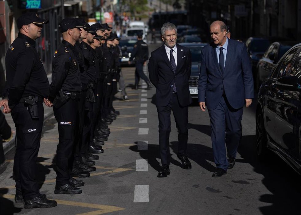 El ministro del Interior en funciones, Fernando Grande-Marlaska (2d) y el director general de la Policía, Francisco Pardo (1d), saludan a su llegada a la inauguración de la reformada sede de la comisaría de Policía Nacional del Distrito Centro de Madrid