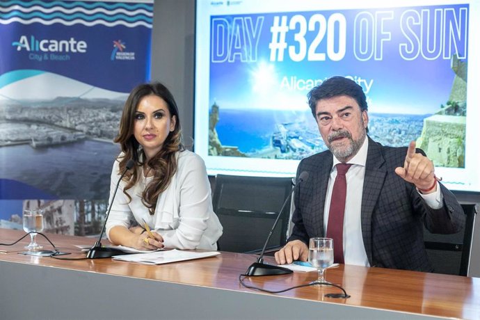 El alcalde de Alicante, Luis Barcala, y la concejala de Turismo, Ana Poquet