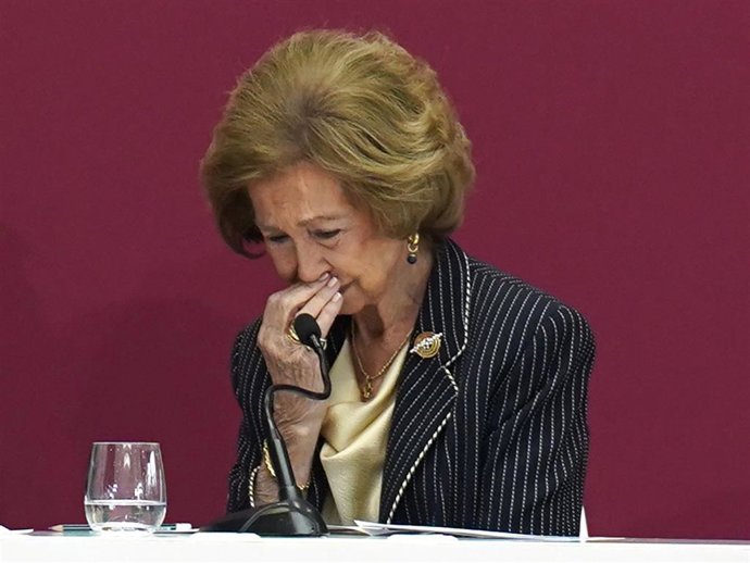 La Reina Sofía se emociona durante el acto en el que se ha nombrado a Emilio Lora-Tamayo como rector honorario de la Universidad Camilo José Cela