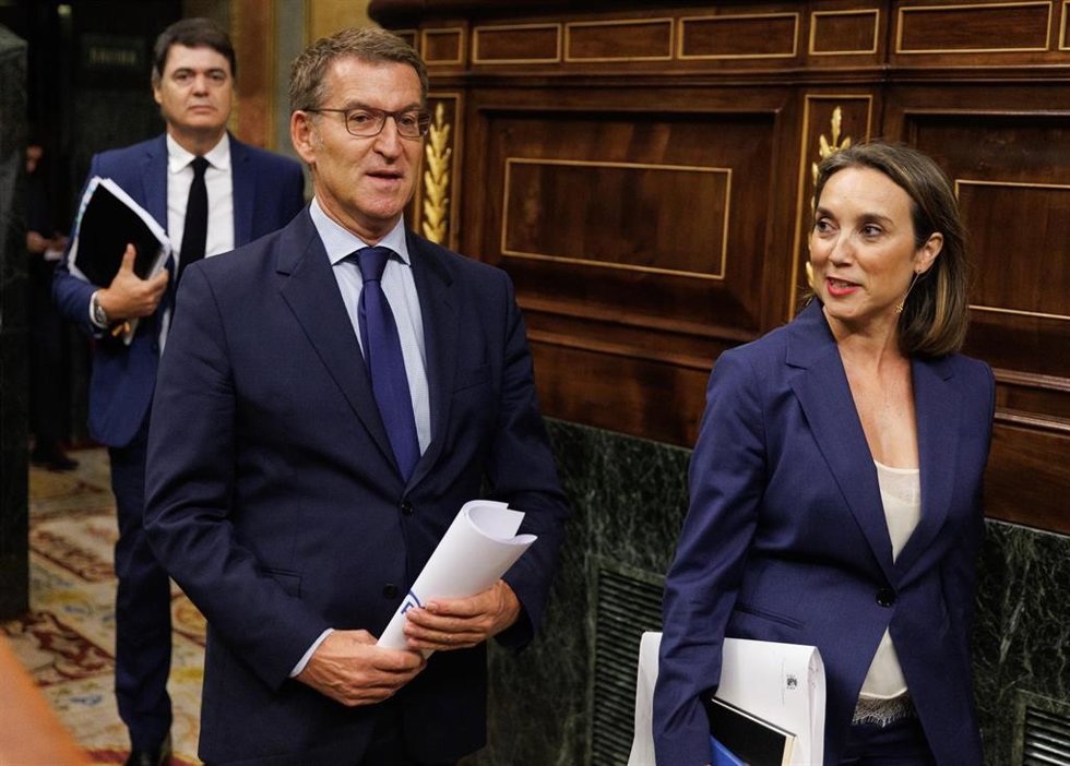 Archivo - El líder del PP, Alberto Núñez Feijóo y la portavoz del PP en el Congreso, Cuca Gamarra, a su llegada a una sesión plenaria en la se aprueba el uso de las lenguas cooficiales en el Congreso de los Diputados, a 19 de septiembre de 2023, en Madr