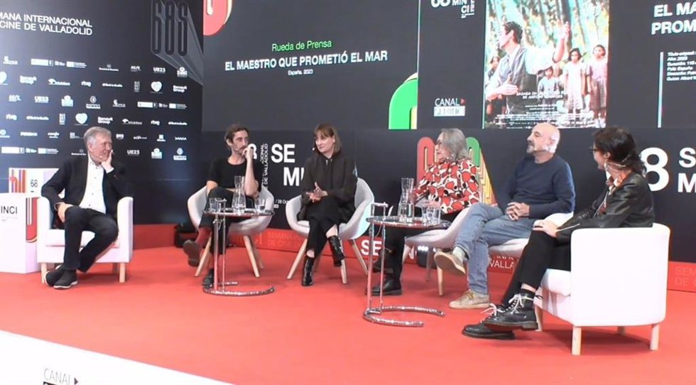 La directora catalana Patricia Font (tercera por la izquierda), realizadora de 'El maestro que prometió el mar', durante la rueda de prensa celebrada este viernes en el marco de la 68 edición de la Seminci