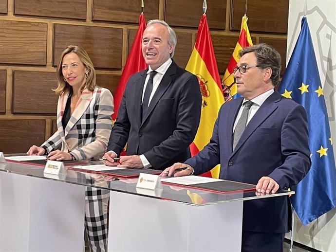 El presidente del Gobierno de Aragón, Jorge Azcón; la alcaldesa de Zaragoza, Natalia Chueca; y el director general del Real Zaragoza, Raúl Sanllehí.