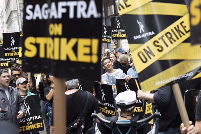 Manifestación del Sindicato de Actores de Hollywood (SAG) en huelga frente a los estudios