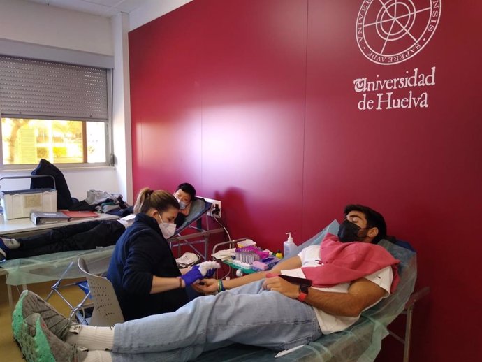 El Centro de Transfusión de Huelva organiza una nueva campaña de donación de sangre en la Universidad e institutos.