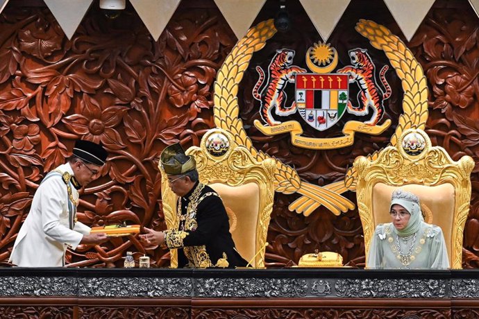 Archivo - El primer ministro de Malasia, Anwar Ibrahim, junto al rey saliente, Abudlá Ahmad.