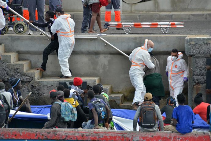 Desenes de migrants arriben a les Canries.
