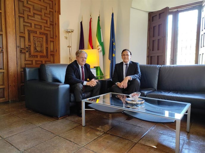 El consejero de Universidad, Investigación e Innovación de la Junta de Andalucía, José Carlos Gómez Villamandos (dcha.), y el presidente de la Diputación de Córdoba, Salvador Fuentes, en su encuentro en el Palacio de la Merced.