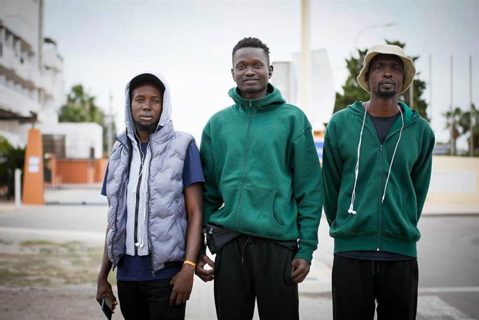 Grupos de migrantes procedentes de Canarias, pasean por los alrededores del barrio del El Toyo, a 27 de octubre del 2023.Un nuevo contingente integrado por 166 personas rescatadas cuando intentaban llegar a Canarias en cayucos ha llegado este jueves a A