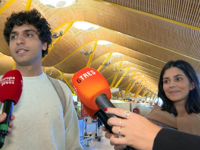 TOMÁS PÁRAMO Y MARÍA GARCÍA DE JAIME EN EL AEROPUERTO
