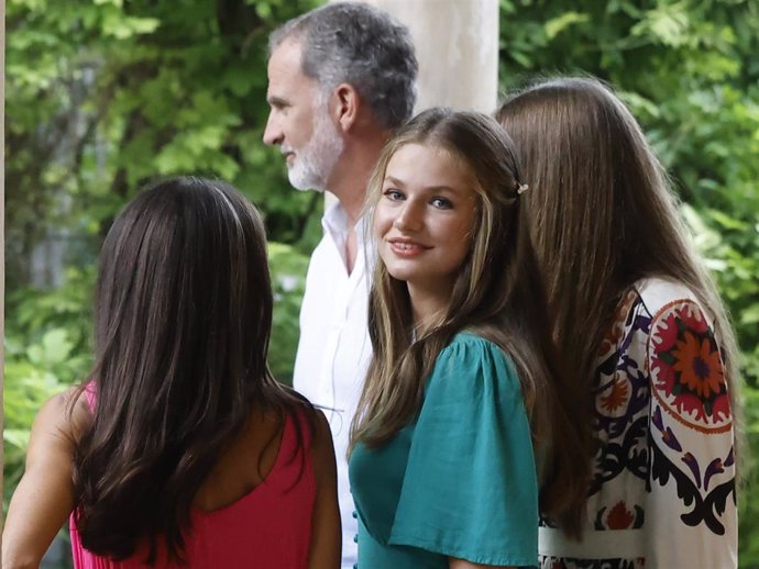 La Princesa Leonor mira sonriente a la cámara durante la visita de la Familia Real este verano a los Jardines de Alfbia durante sus tradicionales vacaciones estivales en Mallorca