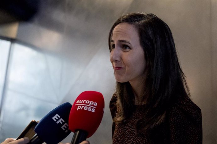 Archivo - La secretaria general de Podemos y ministra de Derechos Sociales y Agenda 2030 en funciones, Ione Belarra, atiende a los medios durante el acto de aniversario del Consejo de la Juventud de España, en CaixaForum Madrid, a 2 de septiembre de 2023