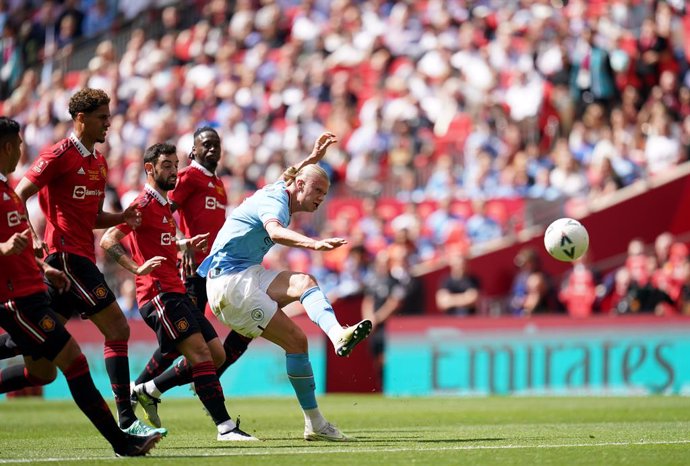 Archivo - 03 June 2023, United Kingdom, London: Manchester City's Erling Haaland (R) attempts a shot on goal during the English FA Cup final soccer match between Manchester City and Manchester United at Wembley Stadium. Photo: Nick Potts/PA Wire/dpa