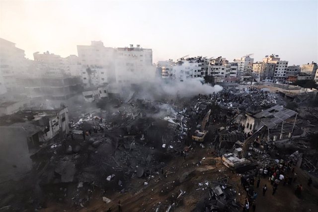 Vista General De La Destrucción Causada Por Un Ataque Aéreo Israelí Contra La Ciudad De Gaza, A 25 October 2023.