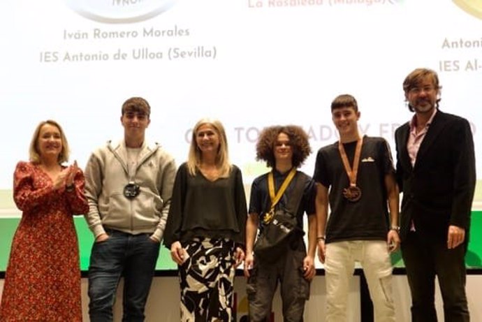 Del Pozo, en la entrega de medallas de las Olimpiadas de FP 'AndalucíaSkills' a estudiantes de Sevilla.