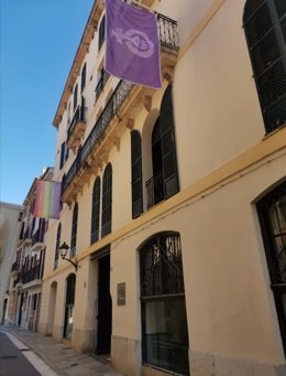 Banderas Lgtbi y feminista en el Centre Flassaders