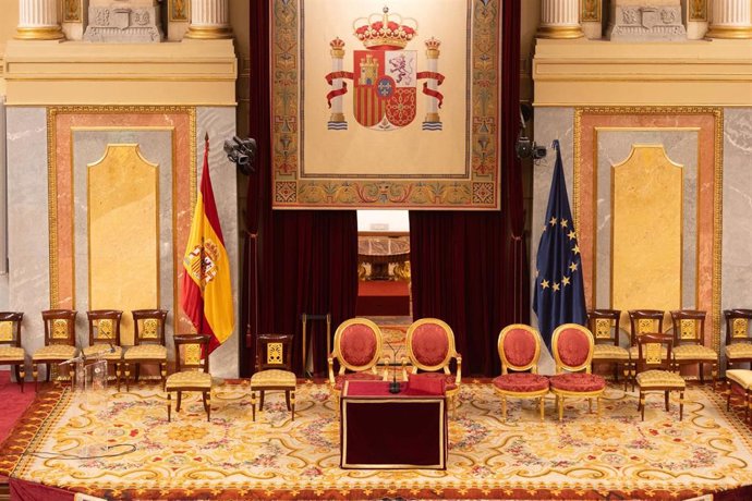 Vista del estrado preparado en el hemiciclo para la jura de la Constitución la Princesa de Asturias, en el Congreso 