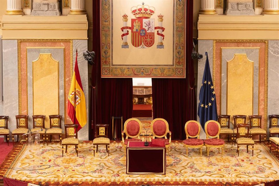 Vista del estrado preparado en el hemiciclo para la jura de la Constitución la Princesa de Asturias, en el Congreso