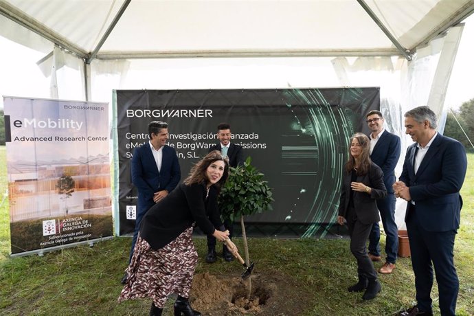 La conselleira de Economía, Industria e Innovación, María Jesús Lorenzana, en la puesta de la primera piedra del Centro de Investigación Avanzada eMobility de BorgWarner en Porto do Molle, Nigrán (Pontevedra).