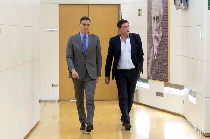 El presidente del Gobierno en funciones, Pedro Sánchez (i), y el diputado del PSOE, Xosé Ramón Gómez Besteiro (d), a su llegada para recibir al diputado de BNG durante su ronda de contactos, a 10 de octubre de 2023, en Madrid (España). El presidente del