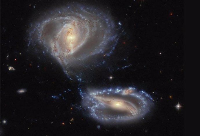 El Telescopio Espacial Hubble de la NASA captura la danza de galaxias en interacción en Arp-Madore 2339-661 (NGC 7733, NGC 7734).