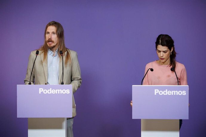 Los portavoces de Podemos, Isa Serra y Pablo Fernández, ofrecen una rueda de prensa, en la sede de Podemos, a 9 de octubre de 2023, en Madrid (España). 