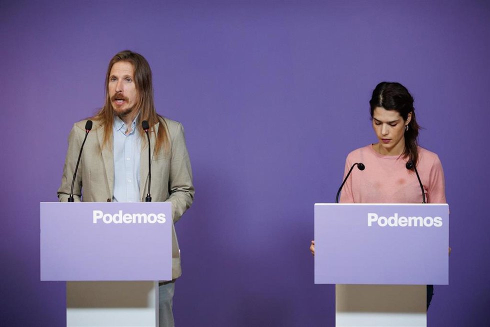 Los portavoces de Podemos, Isa Serra y Pablo Fernández, ofrecen una rueda de prensa, en la sede de Podemos, a 9 de octubre de 2023, en Madrid (España).
