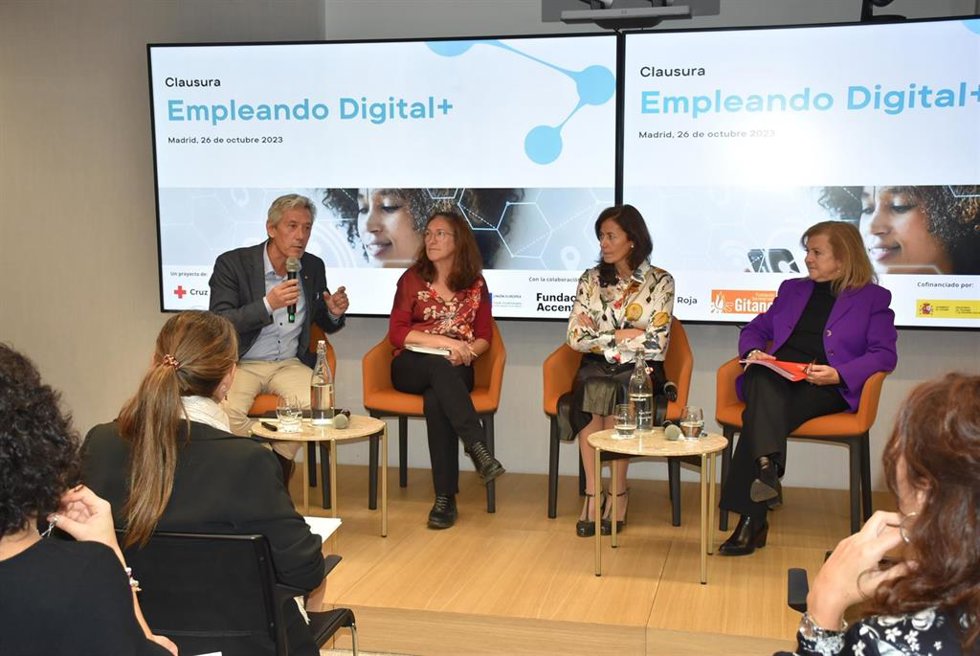 De izquierda a derecha, mesa inaugural del acto de clausura del proyecto 'EmpleandoDigital+', por la inserción laboral de las personas más vulnerables, con Isidro Rodríguez , Maika Sánchez , Ana Millán y María Iglesia.