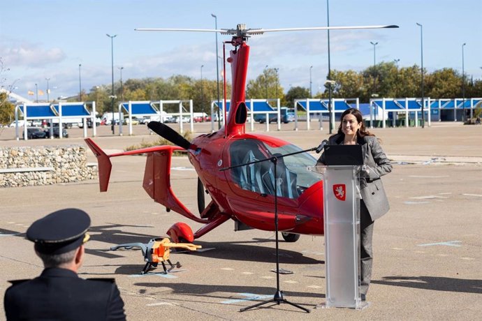 La consejera municipal de Medio Ambiente y Movilidad, Tatiana Gaudes, en la prueba de drones realizada en el Parking Sur de la Expo de Zaragoza.