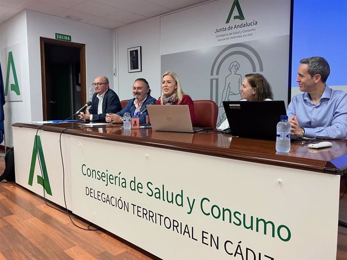 Un total de 80 dentistas de la provincia de Cádiz asisten a un curso de la Junta sobre actualizaciones en Odontología