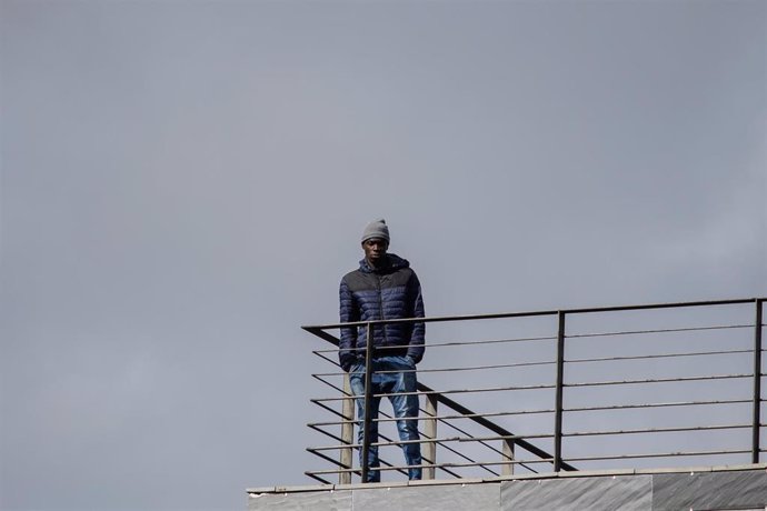 Un migrante que llegó en patera a Canarias durante esta crisis migratoria en la CREADE de Pozuelo de Alarcón, a 27 de octubre de 2023, en Pozuelo de Alarcón, Madrid (España). 