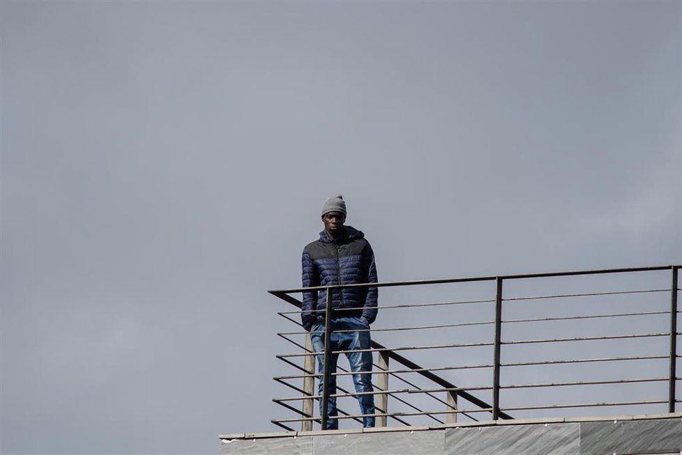 Un migrante que llegó en patera a Canarias durante esta crisis migratoria en la CREADE de Pozuelo de Alarcón, a 27 de octubre de 2023, en Pozuelo de Alarcón, Madrid (España). 