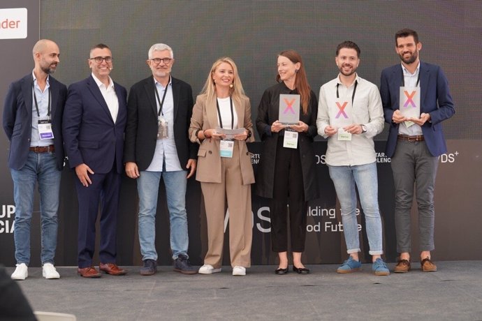 El director general de Santander España con los ganadores del SX Spain Award