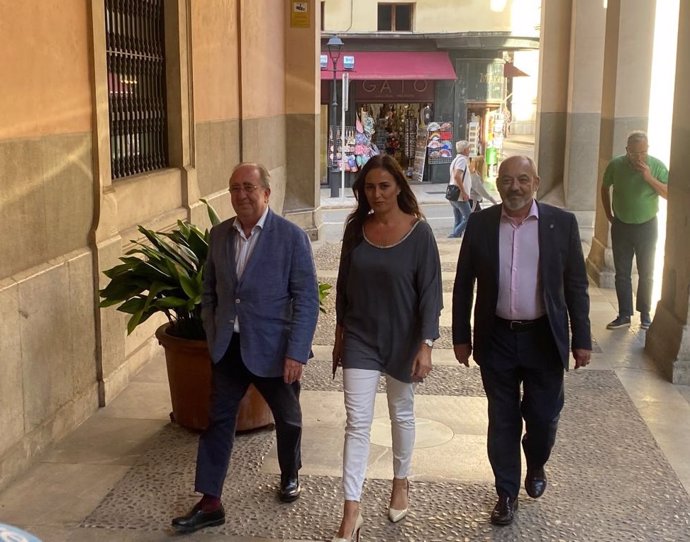 La portavoz de Vox en el Parlament, Idoia Ribas, entrando a la reunión acompañada de los diputados Agustín Buades y Sergio Rodríguez.